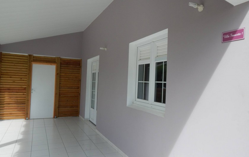 Location de vacances - Villa à Sainte-Anne - véranda appartement 1