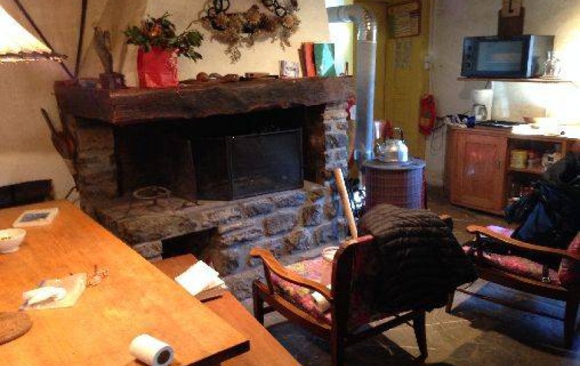 Location de vacances - Villa à Essert-Romand - le coin cheminée, salle à manger