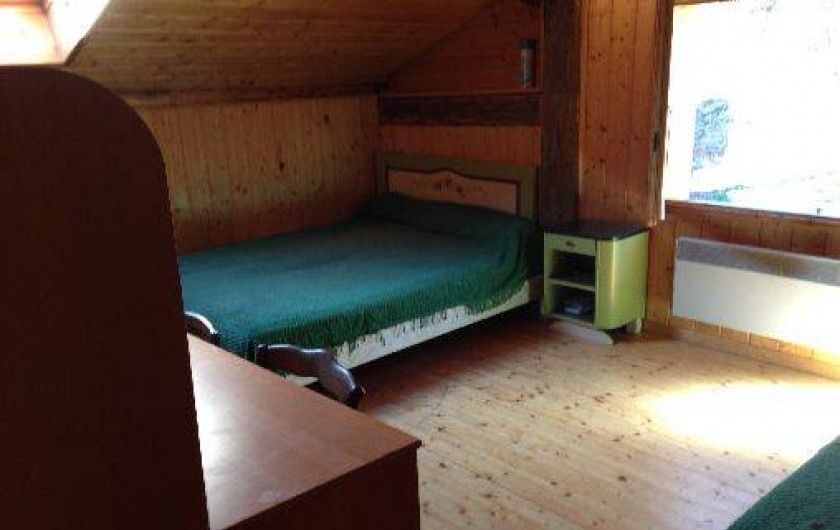 Location de vacances - Villa à Essert-Romand - une des grandes chambres de l'étage