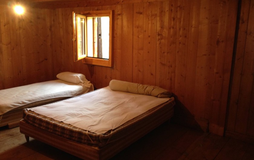 Location de vacances - Villa à Essert-Romand - la 2è grande chambre du haut.