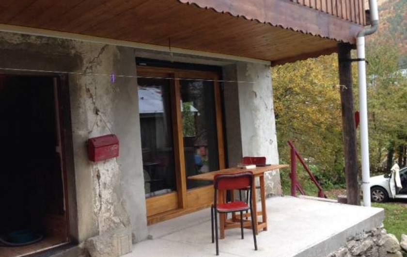 Location de vacances - Villa à Essert-Romand - la nouvelle terrasse avec porte fenêtre