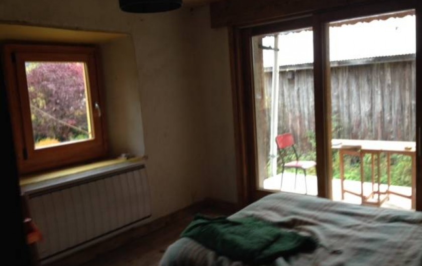 Location de vacances - Villa à Essert-Romand - la chambre du bas avec ouverture sur la terrasse