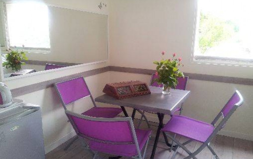 Location de vacances - Chambre d'hôtes à Cuttoli-Corticchiato - petit salon avec frigo, bouilloire, TV WI-FI sur tout l'étage