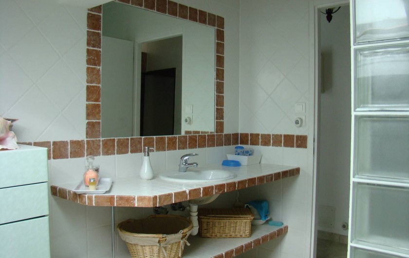 Location de vacances - Chambre d'hôtes à Cuttoli-Corticchiato - salle d'eau avec douche à l'italienne