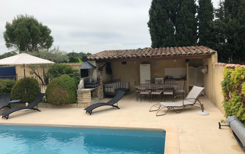Location de vacances - Gîte à Mazan - Pool house avec douche, frigo et plancha