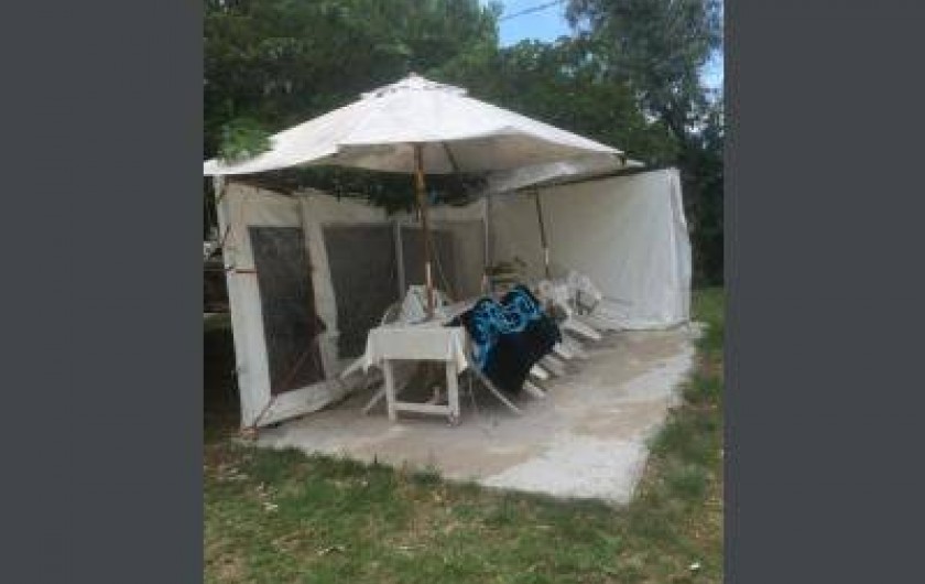 Location de vacances - Appartement à Frontignan - TERRASSE PROTEGEE SOUS PINS SYLVESTRES