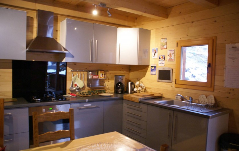 Location de vacances - Chalet à Saint-Paul-sur-Ubaye - cuisine aménagée (LE MELEZE) coté droit du chalet