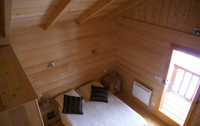 Location de vacances - Chalet à Saint-Paul-sur-Ubaye - chambre donnant sur le balcon  1 lit de 140/190