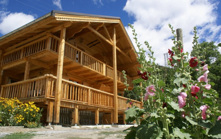 Location de vacances - Chalet à Saint-Paul-sur-Ubaye - chalet au printemps
