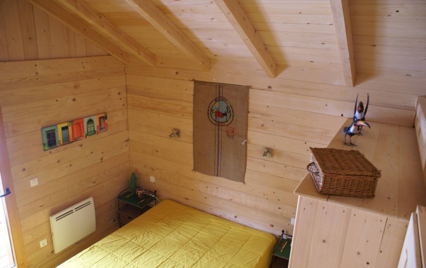 Location de vacances - Chalet à Saint-Paul-sur-Ubaye - chambre donnant sur le devant du chalet avec 1 lit de 160/200