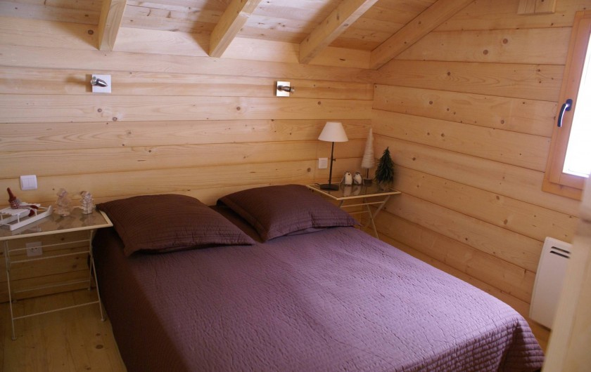 Location de vacances - Chalet à Saint-Paul-sur-Ubaye - chambre donnant sur l'arrière du chalet avec 1 lit 140/190