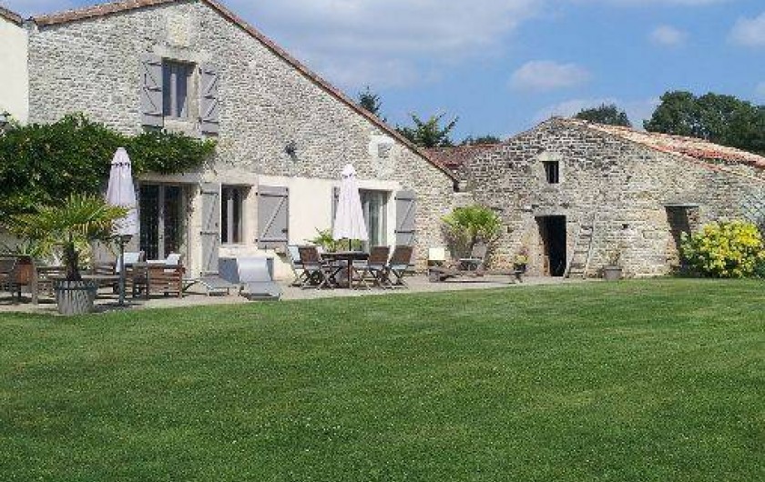 Location de vacances - Chambre d'hôtes à Ardin - Notre maison côté jardin