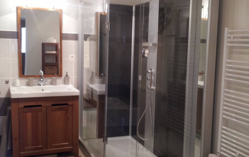 Location de vacances - Chambre d'hôtes à Ardin - Salle de bain chambre 1