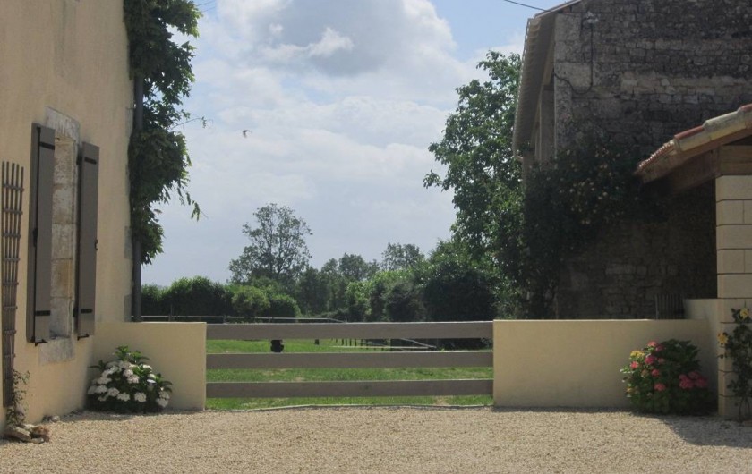 Location de vacances - Chambre d'hôtes à Ardin - Côté cour et vue sur jardin