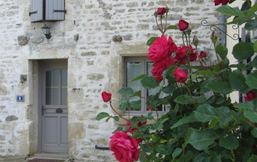 Location de vacances - Chambre d'hôtes à Ardin - Façade de notre maison côté cour