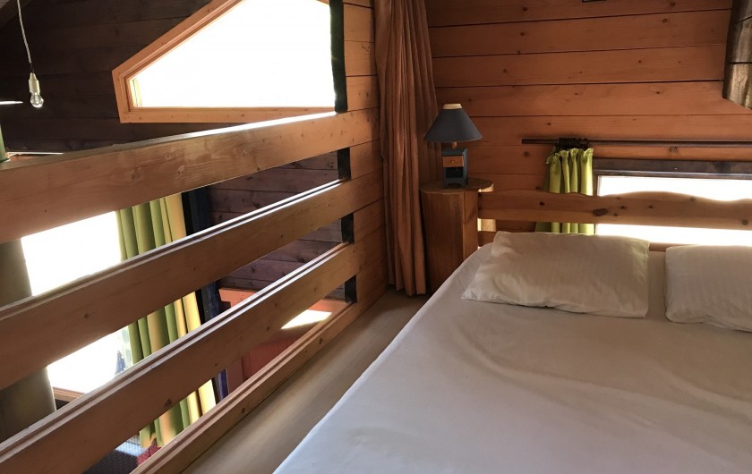 Location de vacances - Chalet à La Bresse - Lit double de la mezzanine avec rideau pour séparer du salon
