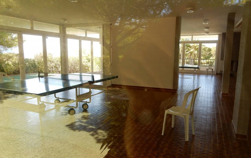 Location de vacances - Appartement à Cassis - le club house de la piscine et 2 tennis de table