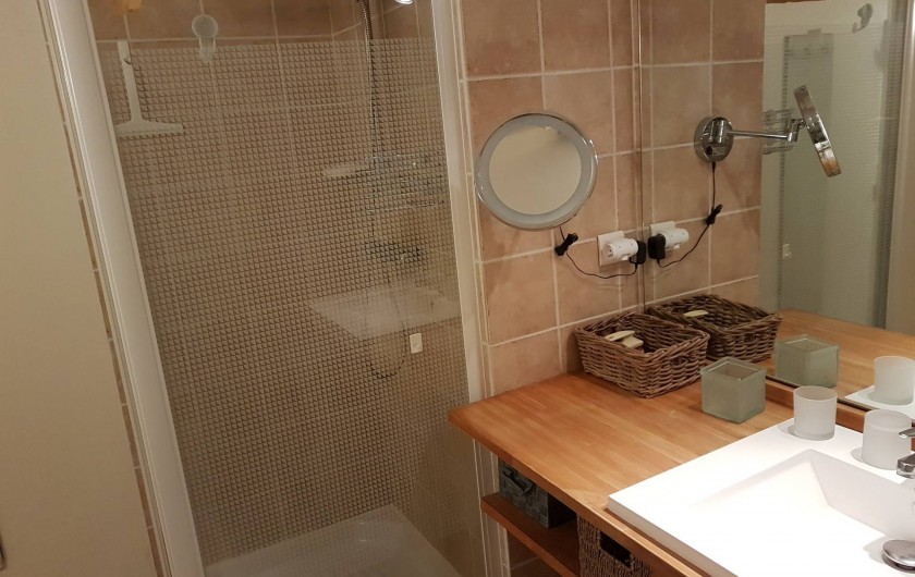 Location de vacances - Appartement à Cassis - salle de bain avec douche