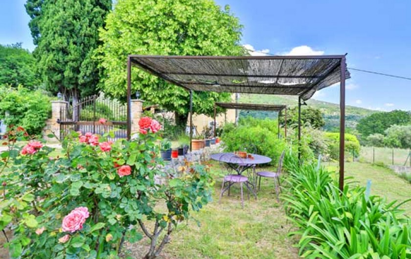 Location de vacances - Appartement à Le Bar-sur-Loup - JARDIN TRES AGREABLE