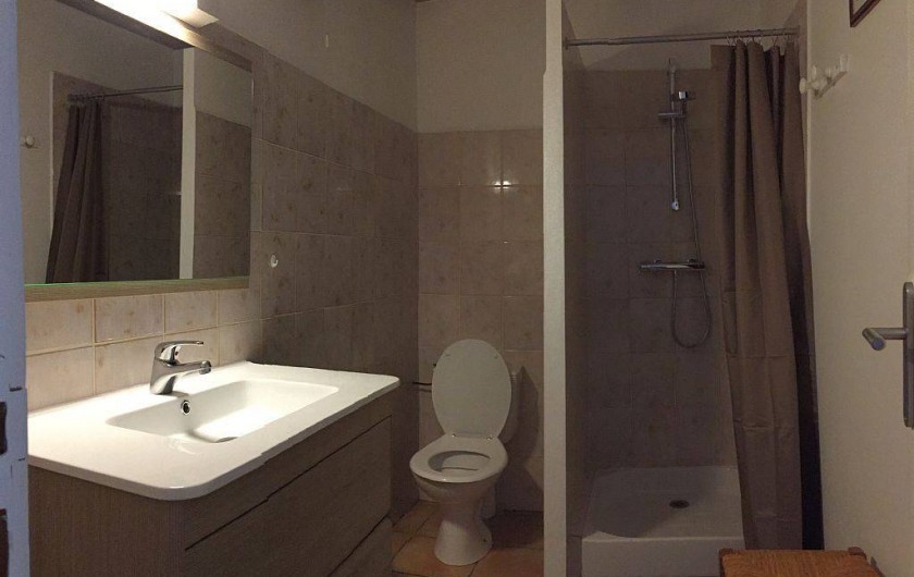 Location de vacances - Gîte à Vacqueyras - salle d'eau avec douche et WC