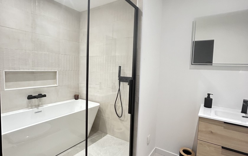 Location de vacances - Villa à La Tranche-sur-Mer - salle de bain avec baignoire, douche et wc