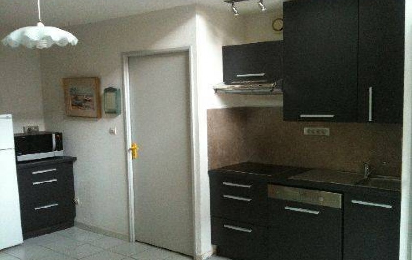 Location de vacances - Villa à Saint-Cyprien - La cuisine avec la porte vers la chambre du rez