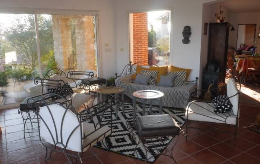 Location de vacances - Villa à Castin - Le salon, côté terrasse sud