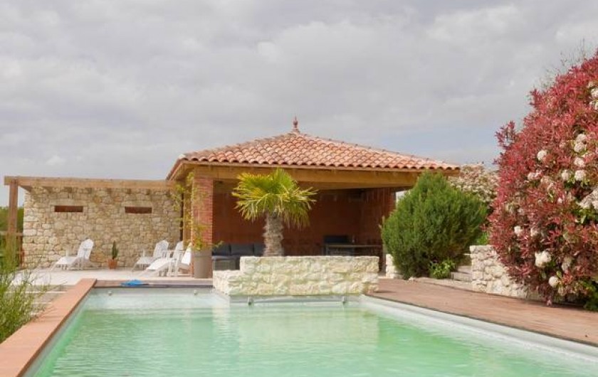 Location de vacances - Villa à Castin - La piscine et son pool house