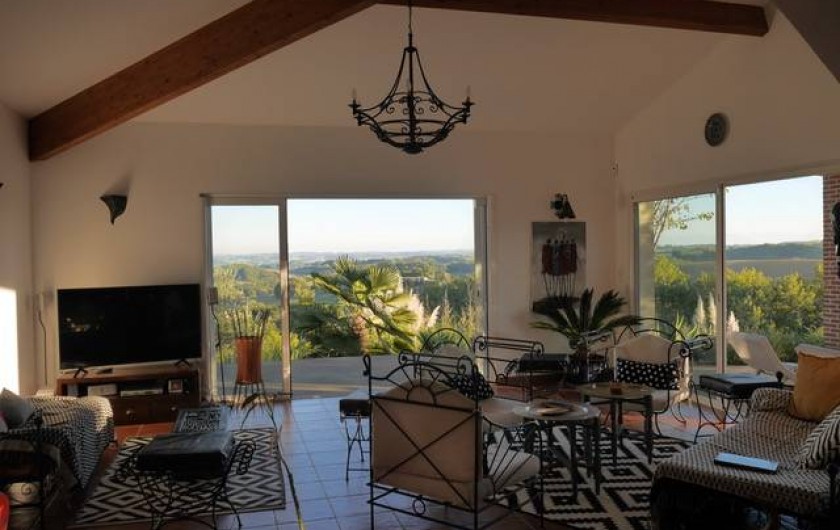 Location de vacances - Villa à Castin - Vue du salon et du jardin en arrière plan