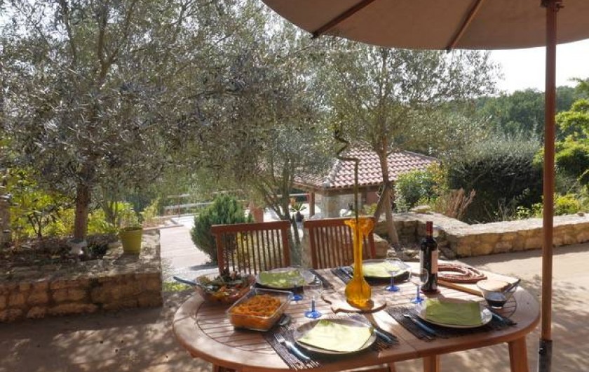 Location de vacances - Villa à Castin - Déjeuner depuis la terrasse sud, le pool house en arrière plan
