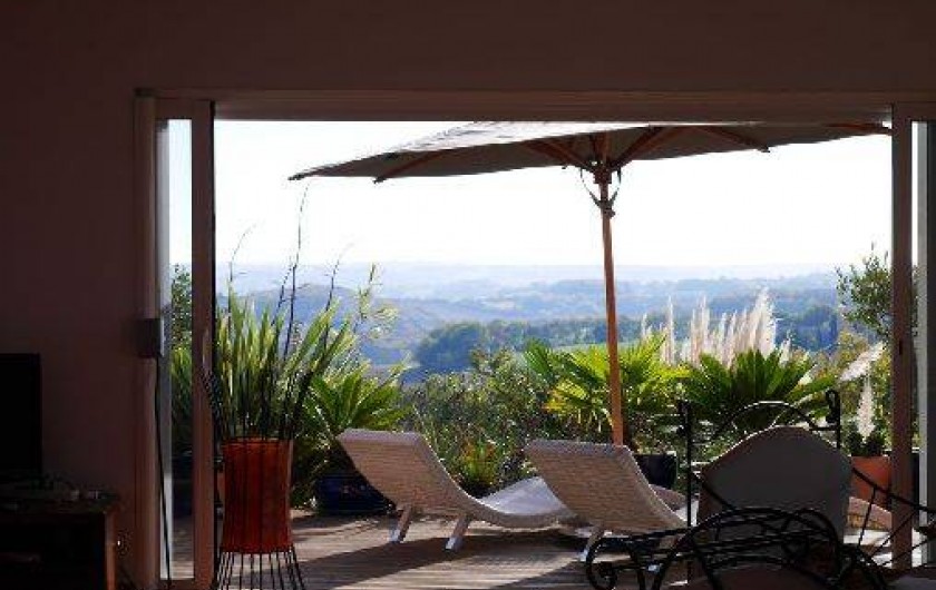Location de vacances - Villa à Castin - Vue du salon, terrasse Est