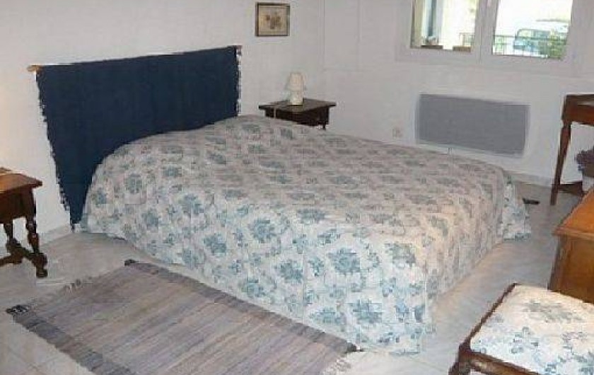 Location de vacances - Villa à Vallon-Pont-d'Arc - lit chambre bleu 160 x 200