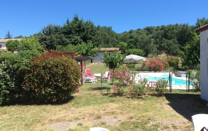 Location de vacances - Villa à Vallon-Pont-d'Arc - vue sortie cuisine sur piscine