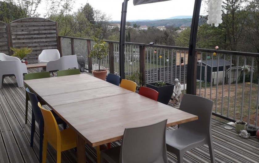 Location de vacances - Villa à Joyeuse - Salle à manger-terrasse