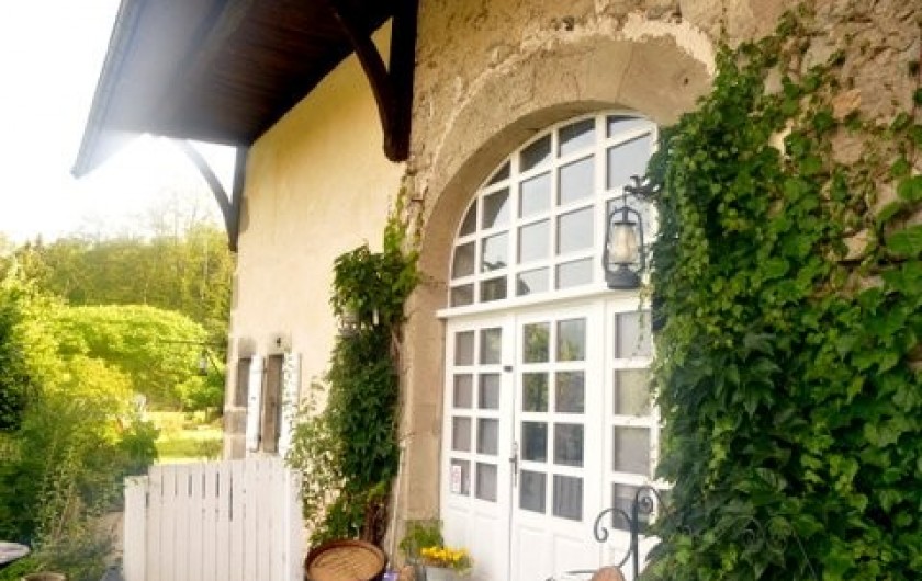 Location de vacances - Appartement à Charvonnex - une partie de la façade de la bâtisse