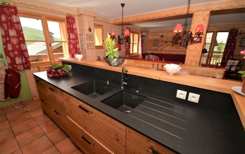 Location de vacances - Chalet à L'Alpe d'Huez - cuisine avec vue sur la salle à manger