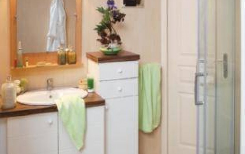 Location de vacances - Camping à Brem-sur-Mer - Chalet "Grand Confort" terrasse couverte