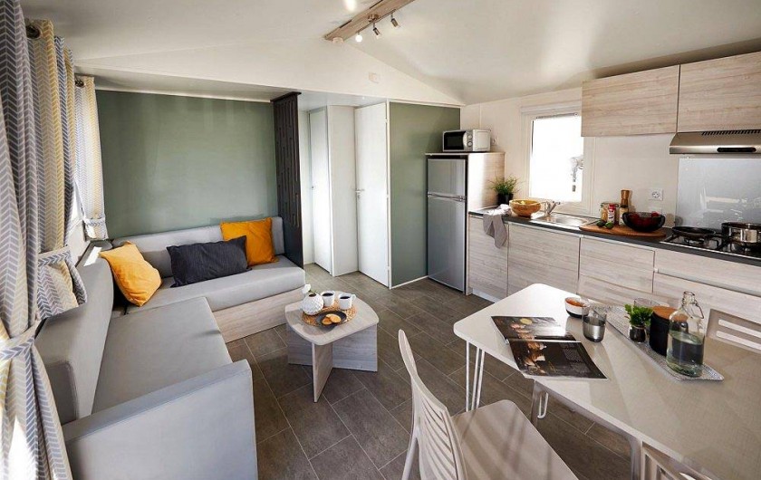 Location de vacances - Camping à Brem-sur-Mer - Mobil Home "confort" terrasse ouverte