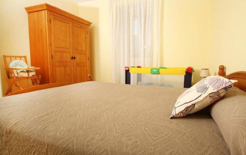 Location de vacances - Gîte à Saint-Étienne-de-Serre - Grande chambre avec lit pour bébé