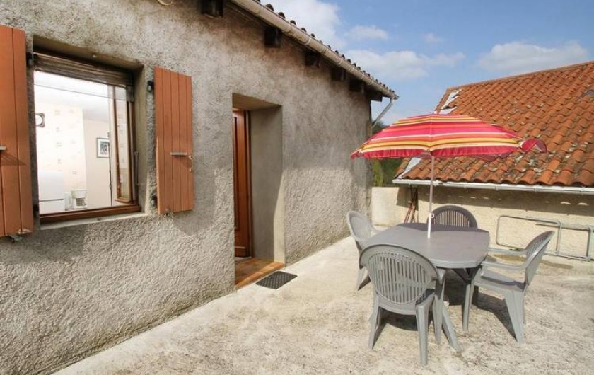 Location de vacances - Gîte à Saint-Étienne-de-Serre - Terrasse et salon de jardin