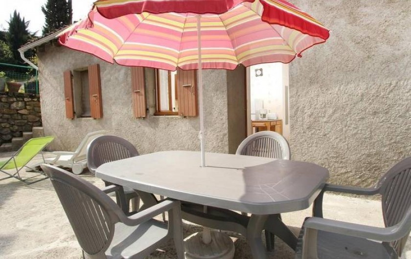 Location de vacances - Gîte à Saint-Étienne-de-Serre - Terrasse et salon de jardin