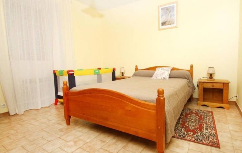 Location de vacances - Gîte à Saint-Étienne-de-Serre - Grande chambre avec lit pour bébé