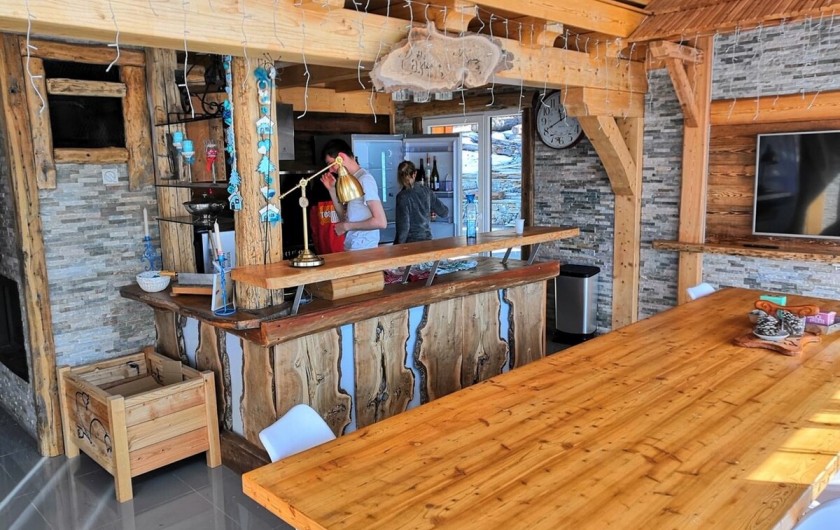 Location de vacances - Chalet à Briançon - La grande table pour vous accueillir avec le bar qui sépare avec la cuisine