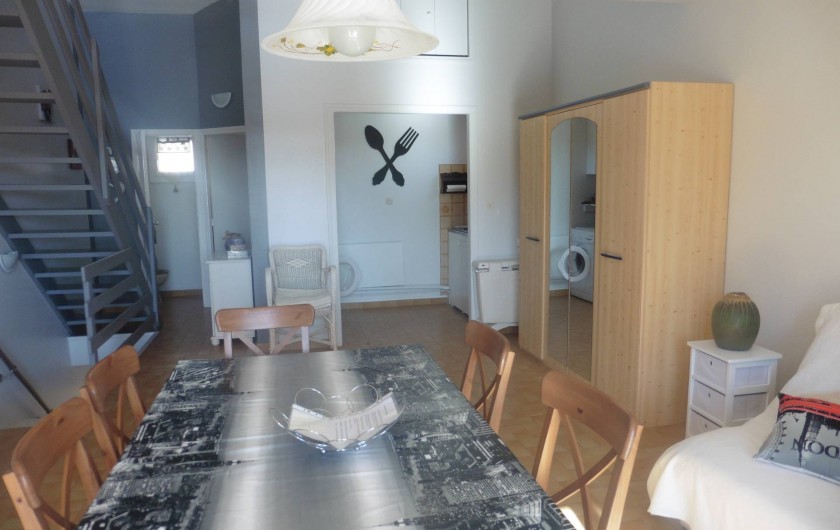 Location de vacances - Appartement à Le Grau d'Agde - salle à manger  cuisine au fond