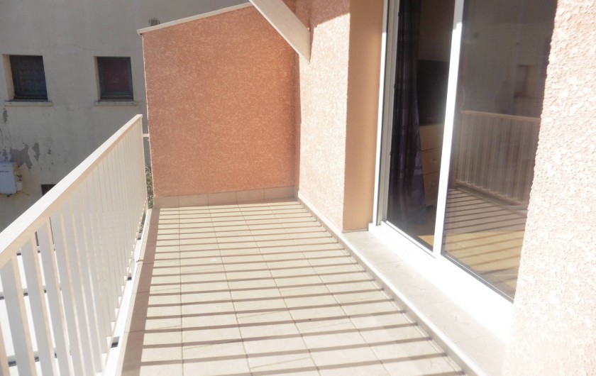 Location de vacances - Appartement à Le Grau d'Agde - terrasse avec une table pliante et chaises