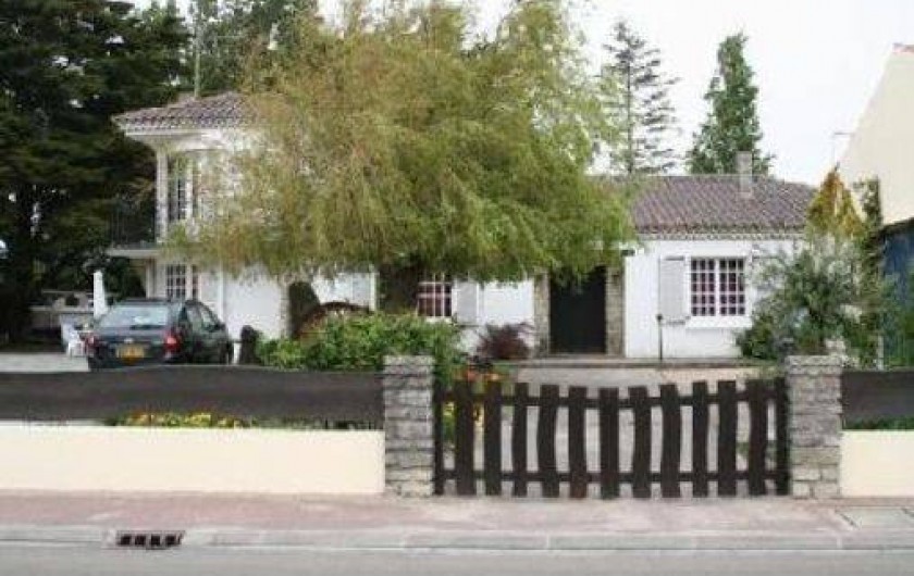 Location de vacances - Maison - Villa à La Guérinière - Vue d'ensemble de la villa Entrée du logement Beauregard par la porte marron