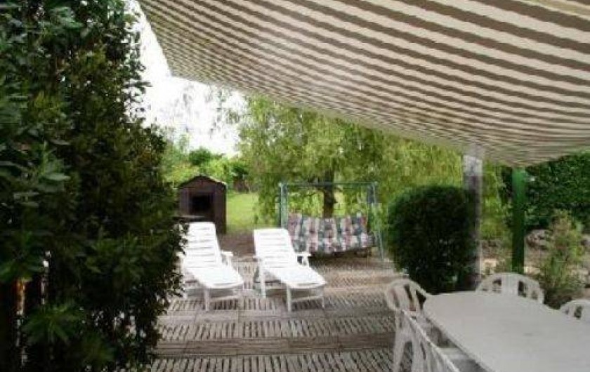 Location de vacances - Maison - Villa à La Guérinière - Terrasse à l'arrière du logement jardin clos de 200M²