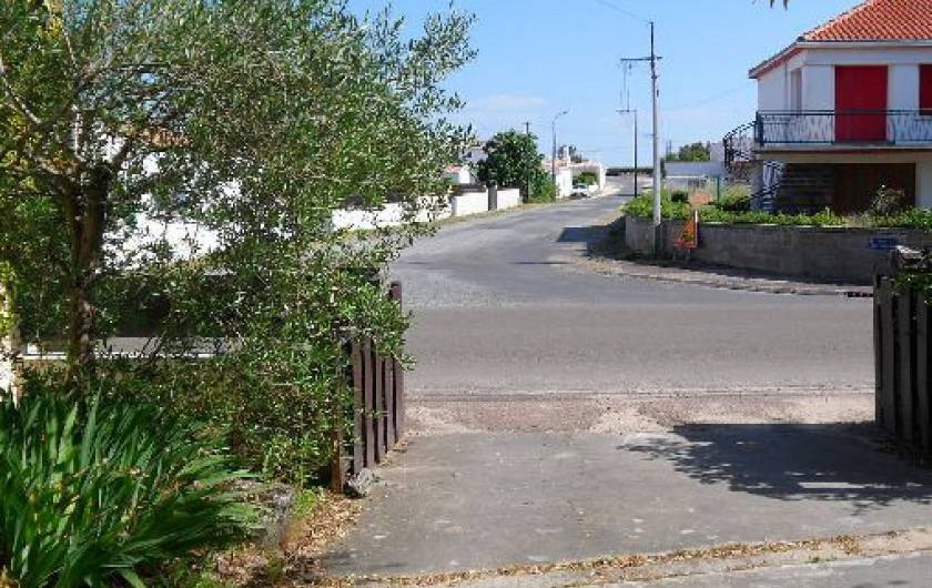 Location de vacances - Maison - Villa à La Guérinière - Rue menant à la plage en face de la villa accès à pied plage à 150 mètres