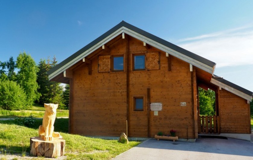 Location de vacances - Chalet à La Pesse - côté nord avec la louve et le parking 3 places