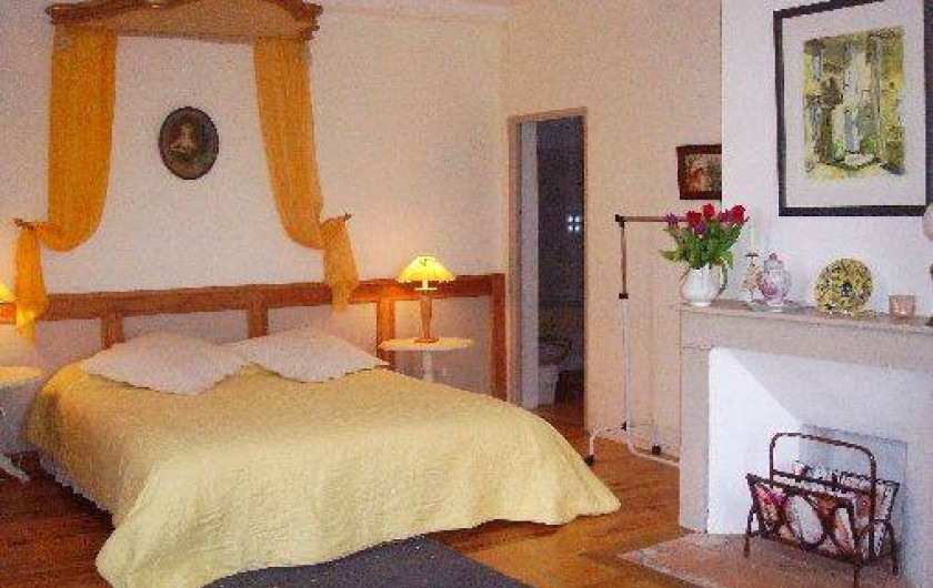 Location de vacances - Maison - Villa à Mirannes - Chambre Jaune, lit 160x2m, armoire. Salle de bain privée avec baignoire